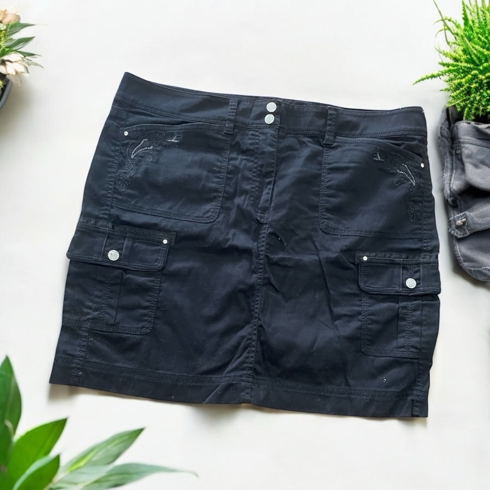 White House Black Market Black Skort Beautiful Embroidery Detail‎